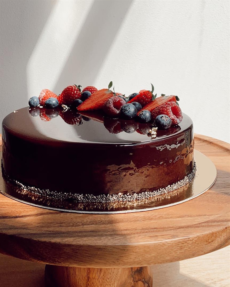 Mango caramel and dark chocolate cake